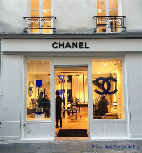 CHANEL BOUTIQUE .